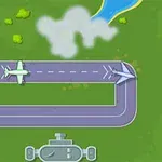 To fly over en landingsbane med to fly, omgitt av grønt landskap og vann i bakgrunnen