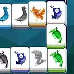 En samling av mahjong-brikker med fargerike illustrasjoner av forskjellige fugler