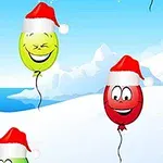 Fargerike ballonger med nisseluer svever over et vinterlandskap med snødekte bakker og blå himmel