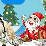 Julenisse som sitter ved siden av en hest og en sekk med gaver, med et snødekket landskap, et juletre og hus i bakgrunnen