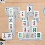 Mahjong-brikker stablet i et mønster på en treoverflate
