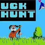 En hund står i en gresseng og holder en and foran en skogbakgrunn med flygende ender, og teksten DUCK HUNT vises øverst
