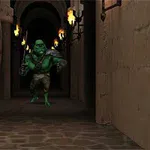En grønn goblin med sverd i hånden i en steinete korridor opplyst av fakler