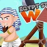 En tegneseriefigur i egyptisk stil med et blå- og hvitstripet hodeplagg står ved siden av en stor trebøyle med et våpen; teksten Egypt Stone War vises øverst
