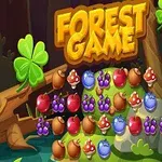 Fargerik skogtema bakgrunn med ordet Forest Game, omgitt av grønne kløverblader, ulike frukter og sopp