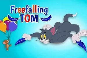 En tegnet katt faller med fjær mens en mus svever med ballonger mot en blå bakgrunn, med teksten Freefalling Tom i fargerike bokstaver