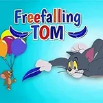 En tegnet katt faller med fjær mens en mus svever med ballonger mot en blå bakgrunn, med teksten Freefalling Tom i fargerike bokstaver