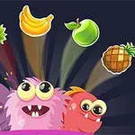 Tre fargerike, tegneserieaktige monstre med store øyne står under svevende frukter som jordbær, banan, eple, ananas og plomme mot en mørk bakgrunn
