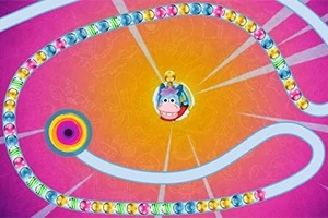 Fargerike kuler danner en slangeformasjon på en rosa og oransje bakgrunn med en dyrefigur i midten