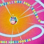 Fargerike kuler danner en slangeformasjon på en rosa og oransje bakgrunn med en dyrefigur i midten