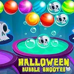 Fargerike bobler og tegneserieskaller på en blå bakgrunn med teksten Halloween Bubble Shooter nederst