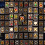 Fliser med ulike symboler og ikoner arrangert i et puslespillmotiv foran en uskarp bakgrunn av en bygning