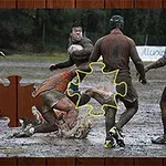 Rugbyspillere dekket av gjørme spiller på en sølete bane, med et manglende puslespillbrikkeeffekt over bildet