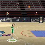 En basketballspiller i grøn drakt skyter mot kurven på en tom bane med tribuner i bakgrunnen