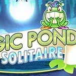 Fargerik illustrasjon med teksten Magic Pond Solitaire, en tegneserieaktig frosk og en glødende måne i bakgrunnen