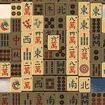 Stable med mahjong-brikker med forskjellige symboler og tegn foran en naturscene med rosa blomster og vann i bakgrunnen