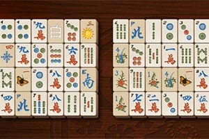 Et sett med mahjong-brikker arrangert på et bord, med ulike symboler og farger