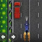 En motorsykkel i fart på en motorvei, sett ovenfra, med en rød bil foran og grønne områder på sidene