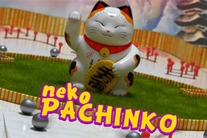 En smilende hvit katt med løftet pote står på en grønn plattform omgitt av små sølvkuler, med teksten neko pachinko i lilla og gult nederst