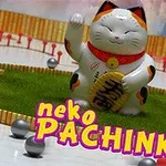 En smilende hvit katt med løftet pote står på en grønn plattform omgitt av små sølvkuler, med teksten neko pachinko i lilla og gult nederst