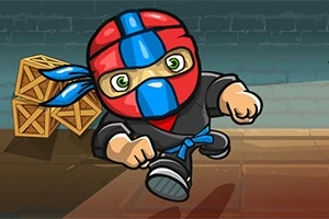Tegnet ninja i svart drakt med rød og blå maske løper forbi trekasser på en brun gulvflate