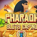 Fargerik illustrasjon som viser en egyptisk-inspirert tematikk med to katter, en kvinneprofil, mynter, tekst, og firkløver