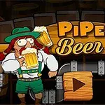 En figur i tradisjonelle klær holder en ølkrus foran en bakgrunn med rør og teksten Pipe Beer
