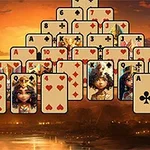 En pyramide av spillkort med et egyptisk tema og tegneseriefigurer, satt mot en solnedgangsbakgrunn