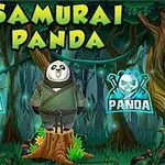 En panda kledd i samurai-drakt står på en trestubbe i en skog med teksten Samurai Panda over