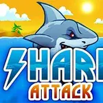 Havoverflate med en stor hai som dukker opp i midten, omgitt av en solfylt himmel og palmer i bakgrunnen, med teksten Shark Attack nederst
