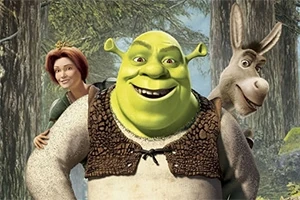 En grønn troll, en kvinne med rødt hår, og et smilende esel i skogen