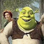 En grønn troll, en kvinne med rødt hår, og et smilende esel i skogen