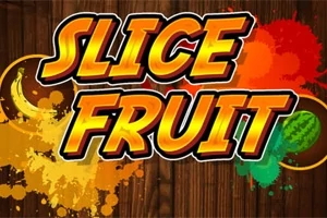 Teksten Slice Fruit i store, fargerike bokstaver med fruktfargede sprut på en trebakgrunn