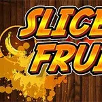 Teksten Slice Fruit i store, fargerike bokstaver med fruktfargede sprut på en trebakgrunn