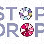 Tekst som sier STOP DROP med bokstaver som er fylt med flerfargede geometriske mønstre