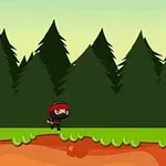 En tegnet ninja kledd i sort og rødt løper langs en sti i en skog med høye, mørkegrønne grantrær i bakgrunnen