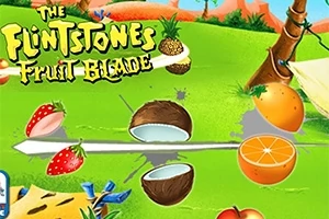 Frukt som jordbær, kokosnøtt og appelsin deles i to av et knivblad på en grønn gressbakgrunn