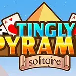 Fargerikt skilt med teksten Tingly Pyramid Solitaire foran et pyramidebilde, med kort og blå himmel i bakgrunnen