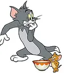 En grå katt ser forskrekket ut mens en brun mus smilende rører i en hvit og oransje bolle