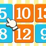 Et rutenett med fargerike nummererte fliser, inkludert tallene 5, 8, 10, 12, 13, og 9, samt en håndpeker
