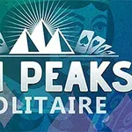 Trekantede fjellillustrasjoner med strålende bakgrunn, omgitt av kortsymboler og teksten TRI PEAKS SOLITAIRE